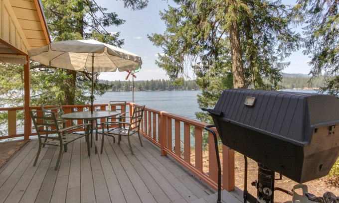 Hayden Lake Cabin | Dog-friendly lakefront cabin with water-view deck, gas grill, & private dock