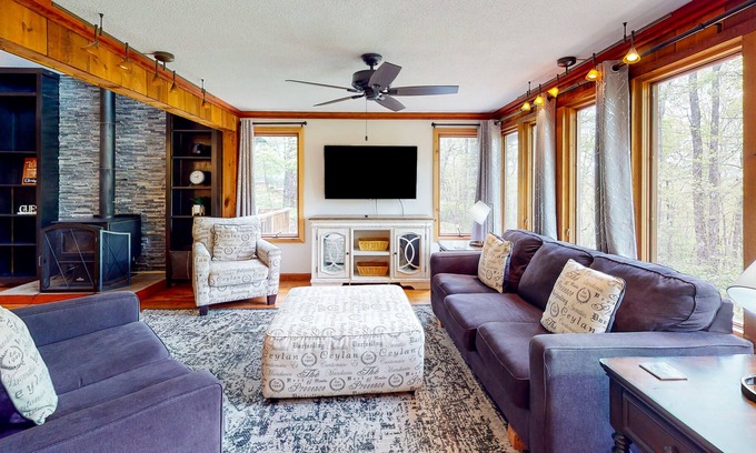 Walnut Mountain Cabin | Dog-friendly mountain view home with, game room, decks, & pool access