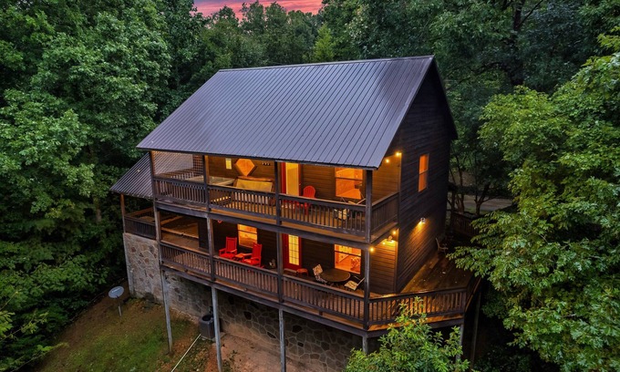 Gatlinburg - Pigeon Forge Cabin | Dog Friendly-Private-Hot Tub-Pool Table-Treetop View-King Bed-FP-Easy Drive