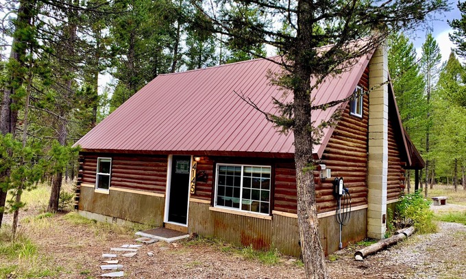 Island Park Cabin | DOG FRIENDLY! Relaxing HOT TUB Rustic Log Cabin! Fire pit & indoor fireplace!
