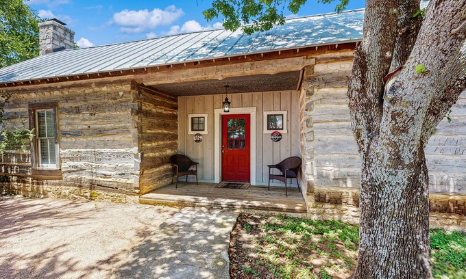 Fredericksburg House | Dog-friendly suite with a fireplace - 290 wine tasting trail.