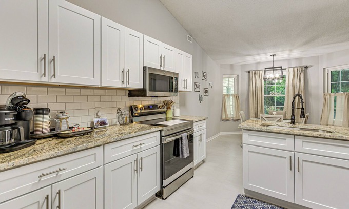 Gulf Breeze Cottage | Dogs Welcome, 1 Mi to Zoo: Gulf Breeze Retreat!