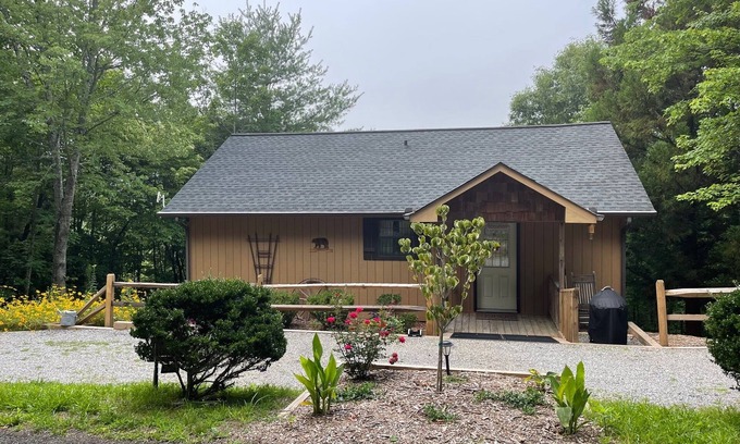 Hiawassee Cabin | Dogwood Cabin @ Laurel Mtn Cabins - Beautiful Mountain Views in a Quiet Setting