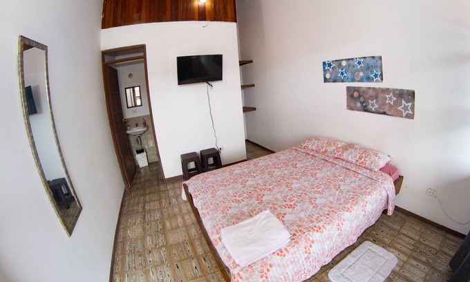 Quepos Cabin | DOLCE VIDA #1 1BR/FANS . TV . WIFI . SHARED KITCHEN