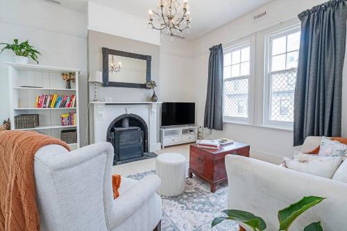 Hobart Central Business District House | Dolly's Cottage - Timeless Retreat near Hobart CBD