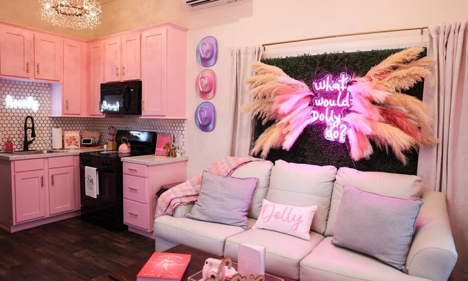 Dover House | Dolly's Place 6260 S