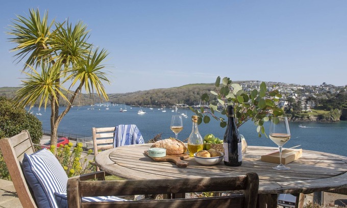 Fowey Apartment | Dolly's Plaice - a cottage that sleeps 4 guests in 2 bedrooms