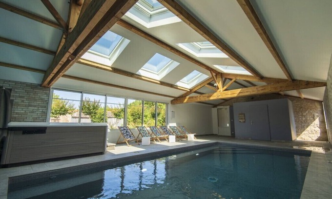 Saint-Vincent-sur-Jard Cottage | Domaine de la Coutardière 15 beds/Inner poo