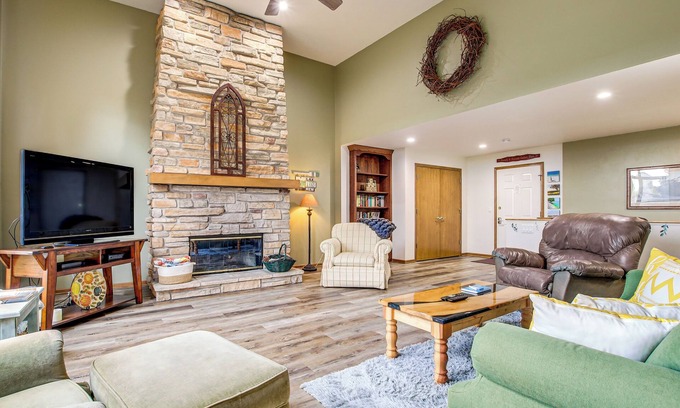 Egg Harbor House | Door County Townhome: Pool Access, 1 Mi to Beach!