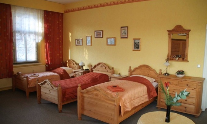 Burg Stargard Cottage | Dormitory Room - Yellow Room - Pension Villa Martha