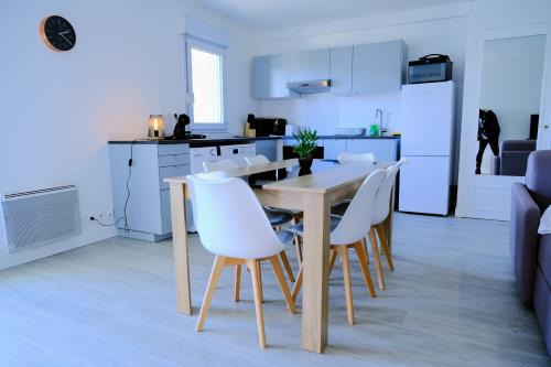 Melun Apartment | Double Apparts - Spacieux 140 m2 - 4 Ch - Entrée autonome- 2 Parkings Privé Gratuit