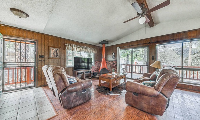 Ruidoso Downs Cabin | 'Double D Cabin' w/Deck, 4 Mi to Grindstone Lake!