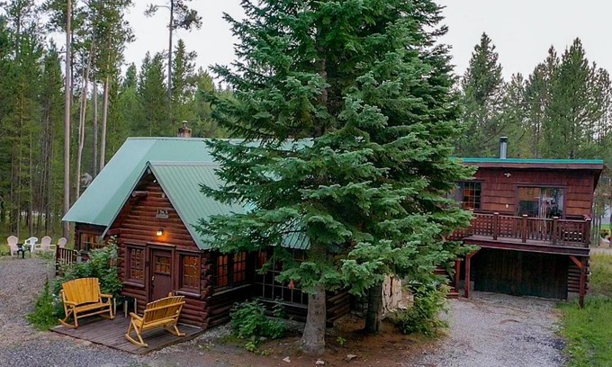 Island Park House | Double Loop by KABINO Large Driveway Fire Pit Fireplaces Grill WiFi Sleeps 11 in Summer and only 7 in Winter