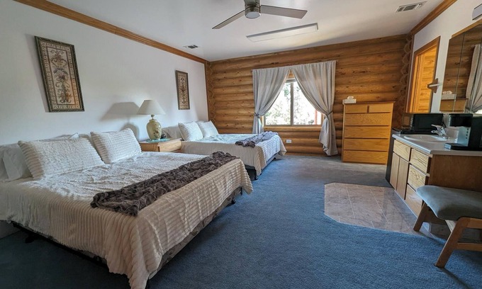 Hot Springs Cabin | Double Queen Room - Room 210