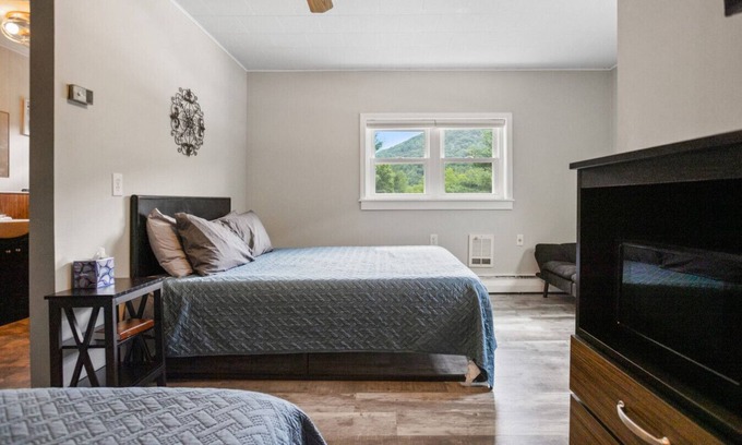 Wellsboro Hotel | Double Queen Suite w/Futon | 2mi to Grand Canyon