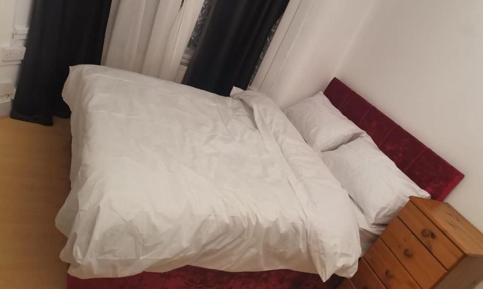 Goodmayes House | Double Room near London Seven Kings Train Station