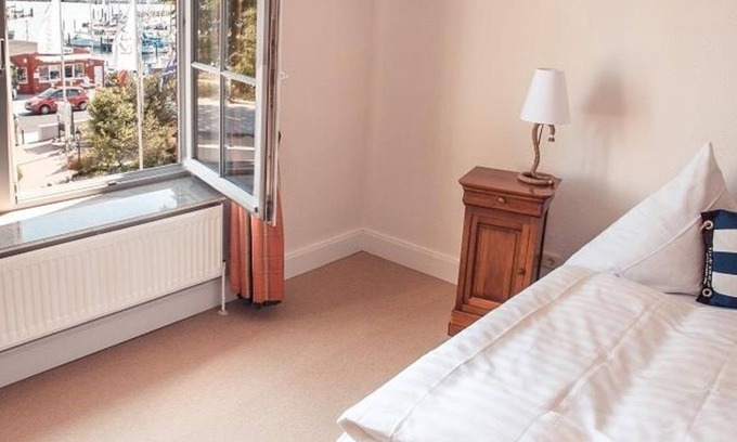 Strande House | Double room, shower, WC, lake view - Strandhotel Strande