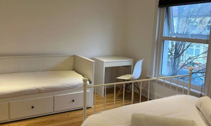 West Ham House | Double room with Sofa bed