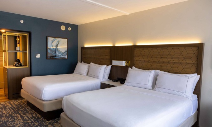 Tinton Falls Hotel | DoubleTree by Hilton Tinton Falls - Eatontown