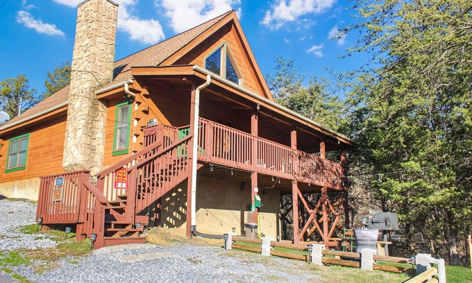 Sevierville Cabin | Douglas Lake Cabin Rental-Access to Boat Launch-Pool Table-Internet-Hot Tub