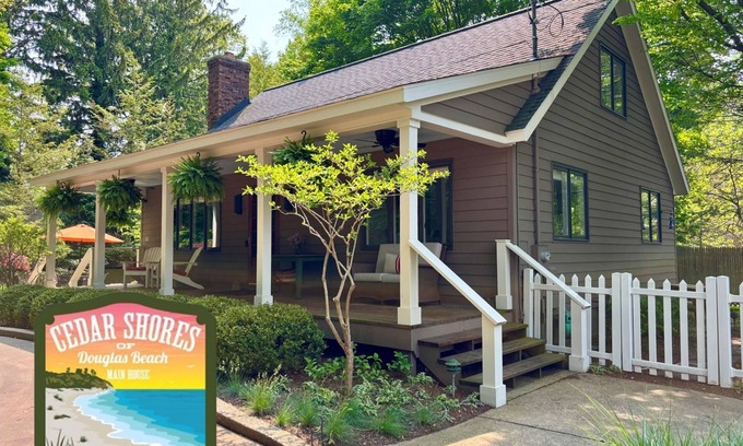 Saugatuck House | Douglas, MI Walk to Douglas Beach Hot Tub Screened Porch Pet Friendly