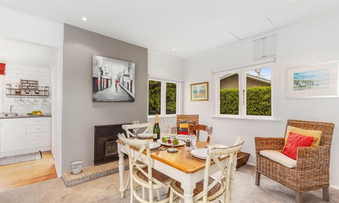 Waikanae House | Dove Cottage - Waikanae Beach Holiday Home