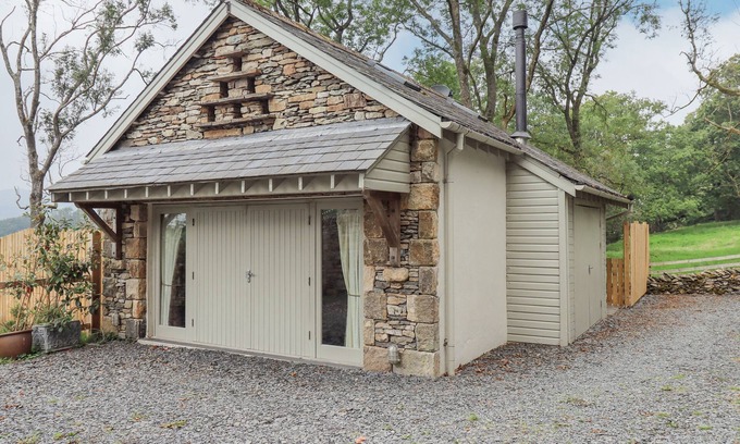 Underbarrow Cottage | DOVE TAIL BARN, pet friendly, with hot tub in Underbarrow
