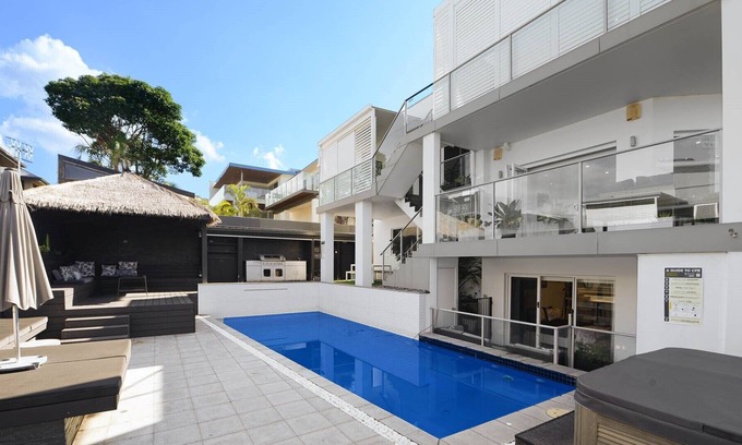 Wamberal House | DoVilla-Sleeps 14 - Luxury Style Accommodation