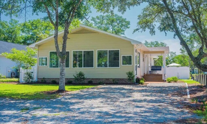 Long Beach House | Down Time - Beautiful Dog-Friendly 3-Bedroom Home.