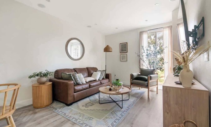 Downtown San Diego House | Down Town Condo with gym, pool, BBQ, jacuzzi!