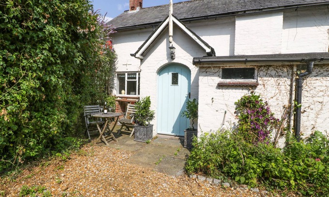 New Forest District Cottage | DOWNTON LODGE, pet friendly, with pool in Hordle