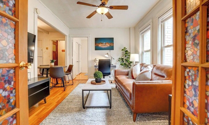 Madison Apartment | Downtown 1 block from Capitol. 2 bedroom.