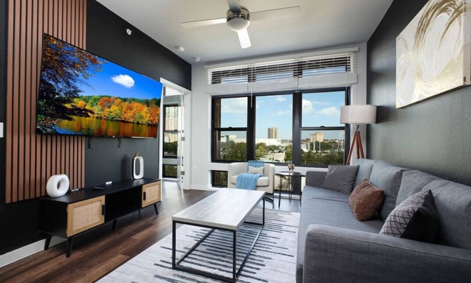 Near East Side Apartment | Downtown 1BR-w/pool&parkng,Near Rvrwalk & Conv Ctr