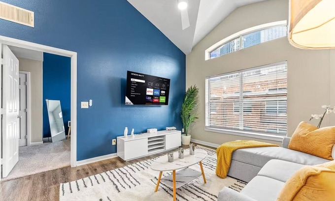 Downtown Dallas Apartment | Downtown 2BR, 2BA Ideal Living!