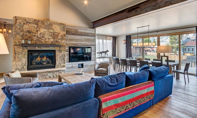 Weisshorn House | Downtown 5 or 8 bed, hot tub, pool table, wet bar, steam room, fire pit