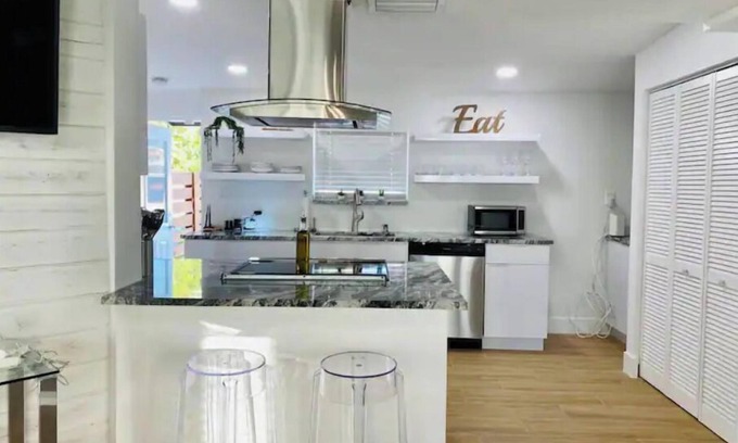 Poinciana Park Villa | Downtown Allure