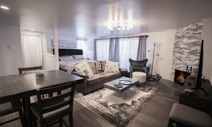Aspen Apartment | Downtown Aspen with Patio, Fireplace, Free Parking, Washer/Dryer