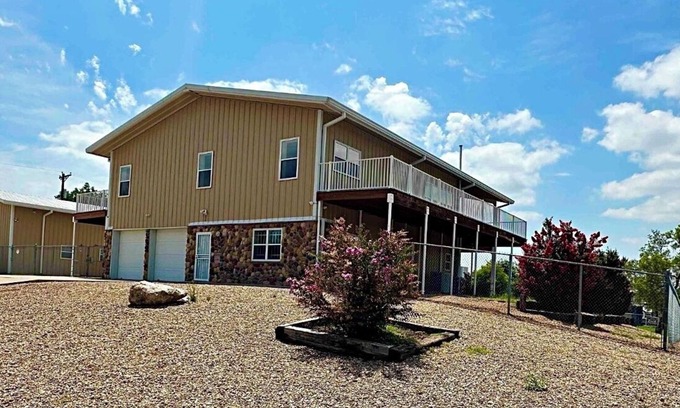 Roswell House | Downtown barn dominium house with views and lots of space