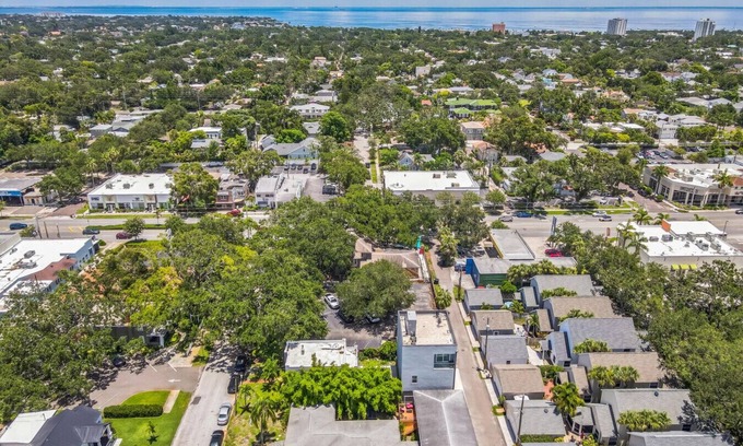 Crescent Lake Apartment | Downtown | Beaches | 3 Beds