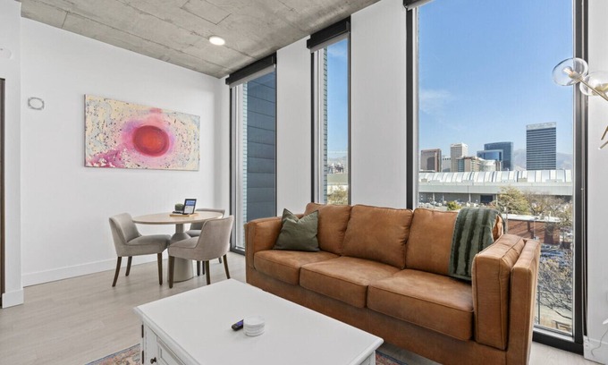 Rio Grande Apartment | Downtown beauty-PoolHotTubGym-near SaltPalace-View