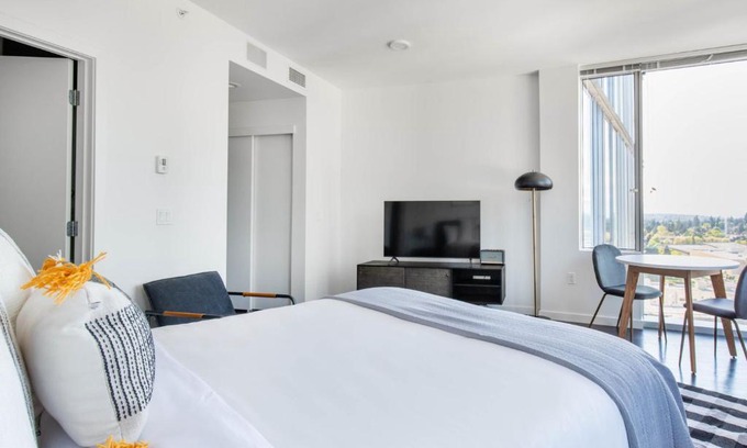 West Bellevue Apartment | Downtown Bellevue Studio w Gym WD nr shops SEA-117