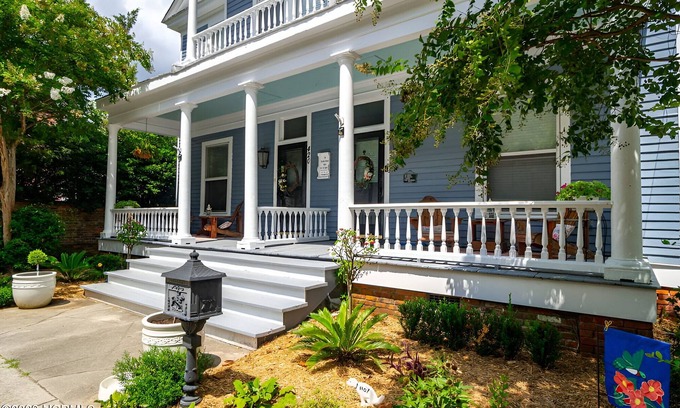 New Bern House | Downtown Blue Manor 1