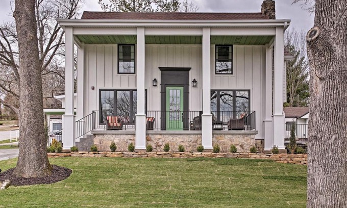 Downtown Branson House | Downtown Branson Home with Pool Near The Landing!