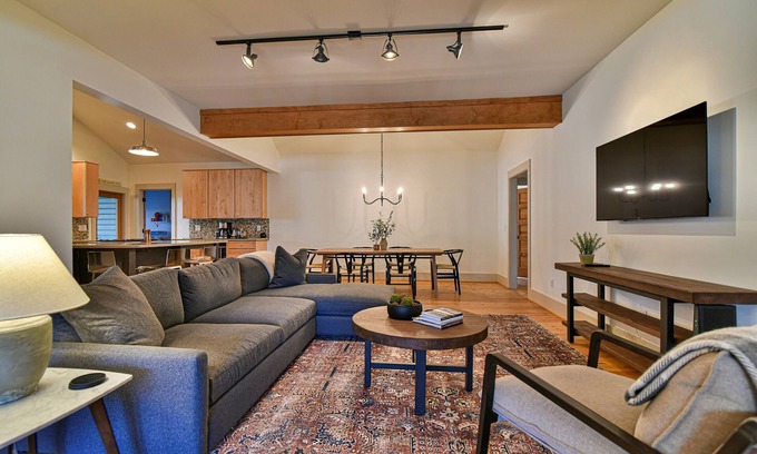 Brevard House | Downtown Brevard - 3 king suites, mountain bike ready, walk!
