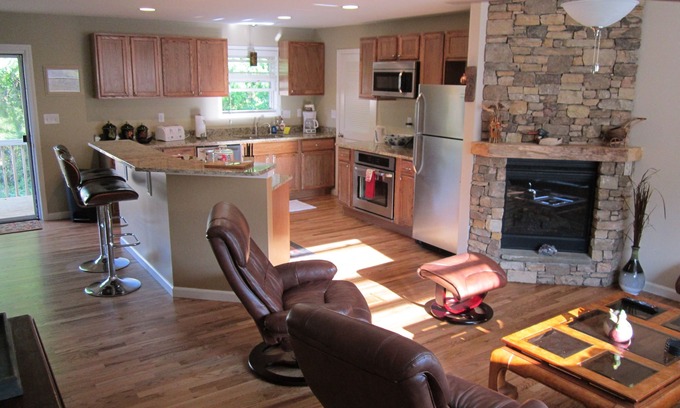 Brevard Cottage | Downtown Brevard Cottage - Hot Tub/ Walk To Town