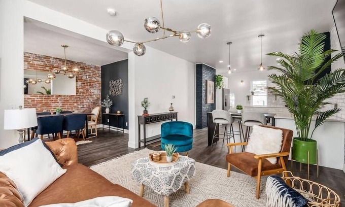 Near East Columbus House | Downtown Columbus Historic Luxury Home - Sleeps 14, Near OSU & Convention Center
