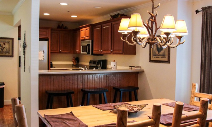 Helen Condo | DOWNTOWN convenience! Walking distance to everything!