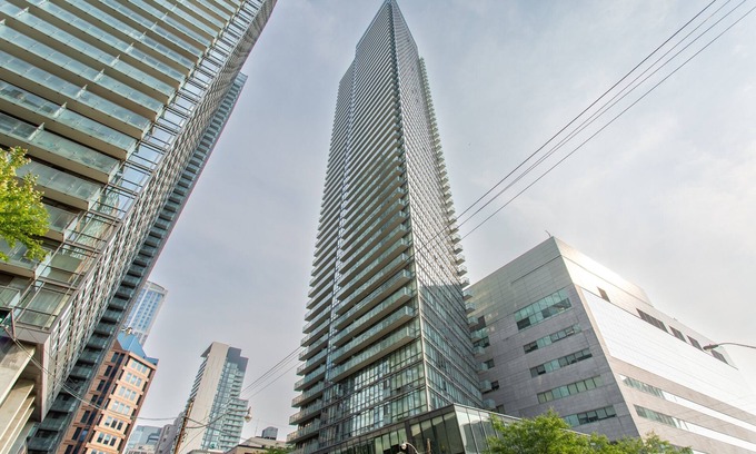 Bay Cloverhill Condo | Downtown Core Bay St Luxury Condo w/High Floor| Ideal for Monthly Rentals