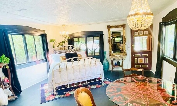 Eureka Springs Historic District Cottage | Downtown Cottage with Private Hot Tub