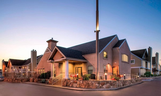 Highland House | Downtown Denver Accommodation w/Living Area | Free Parking & Breakfast